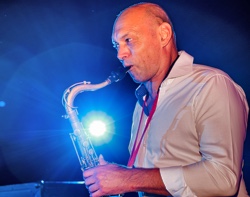 saxofonista Arnos Haas de la banda de Al Jarreau con FRESH, banda para evento y boda con musica de soul y motown en vivo desde Mallorca