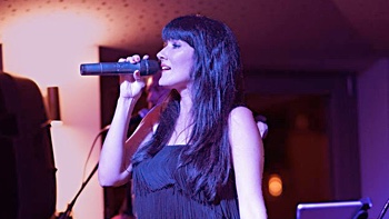 cantante de soul y jazz Laura Taylor con FRESH, banda para evento y boda con musica de soul y motown en vivo desde Mallorca