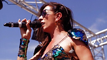 cantante de Top40 y soul Lisa Rudy de Ibiza con FRESH, banda para evento y boda con musica de soul y motown en vivo desde Mallorca