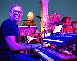 pianista, teclista y director musical Rony B. de FRESH, banda para evento y boda con musica de soul y motown en vivo desde Mallorca en el hotel Castillo Son Vida